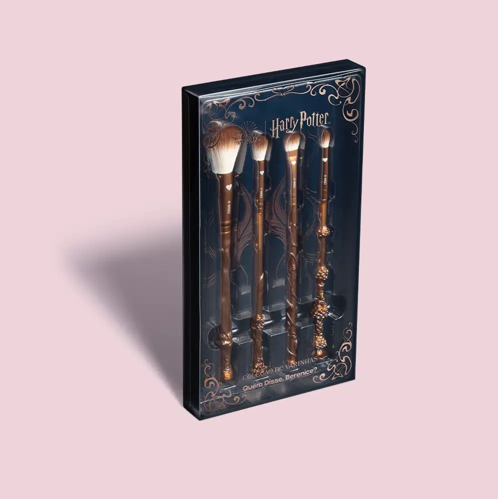Este é um conjunto de pincéis de maquiagem temáticos do Harry Potter. O produto vem em uma caixa preta com detalhes dourados e o logotipo "Harry Potter" na parte frontal. Dentro da caixa, há quatro pincéis de maquiagem com cabos esculpidos e cerdas macias