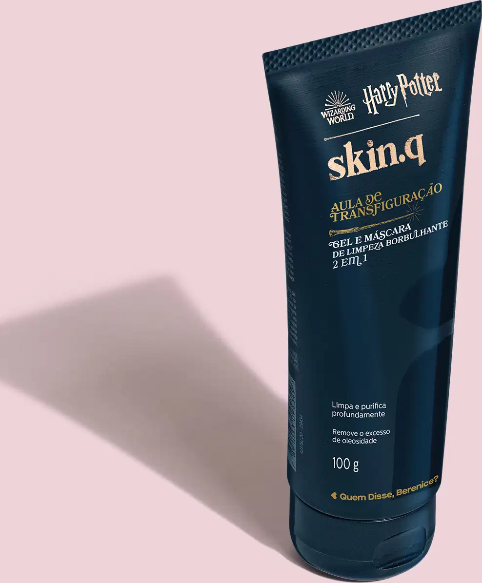 Produto de cuidados com a pele da linha Harry Potter. Rótulo com o nome "skin.g - Aula de Transfiguração" e descrição "Gel e máscara de limpeza brilhante 2 em 1".   Cores predominantes são azul escuro, dourado e branco