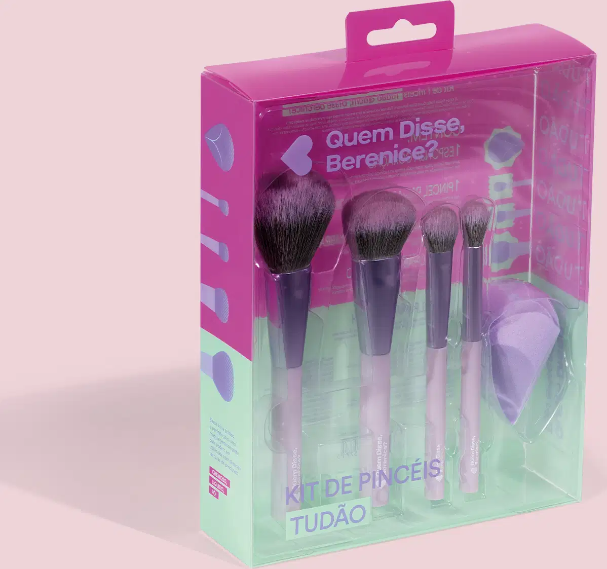 É um kit de pincéis de maquiagem da marca Quem Disse, Berenice?. O kit vem em uma embalagem plástica transparente com uma caixa externa rosa e verde. O texto na embalagem diz "Kit de Pincéis Tudão" e apresenta o logotipo da marca.