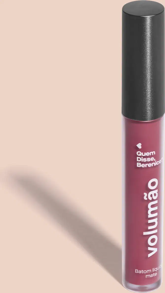 Frasco transparente com líquido roxo, tampa preta e letras brancas contendo 4ml de batom líquido Volumão Roxo Ameixali Quem Disse, Berenice? em fundo lilás.