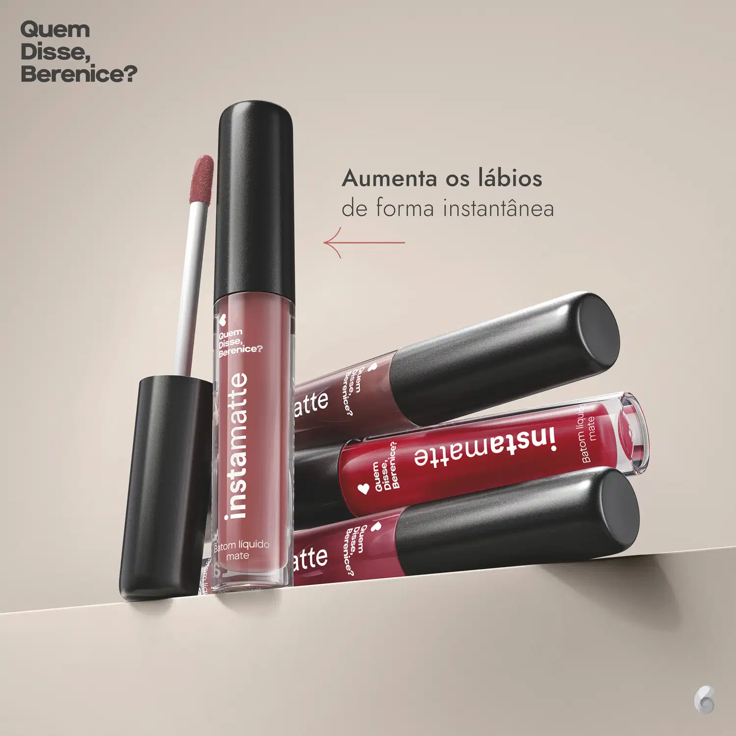 Embalagens de batons líquidos Volumão da marca Quem Disse, Berenice? em diversas cores sobre superfície cinza e fundo da mesma cor, com letras pretas indicando os benefícios do produto.