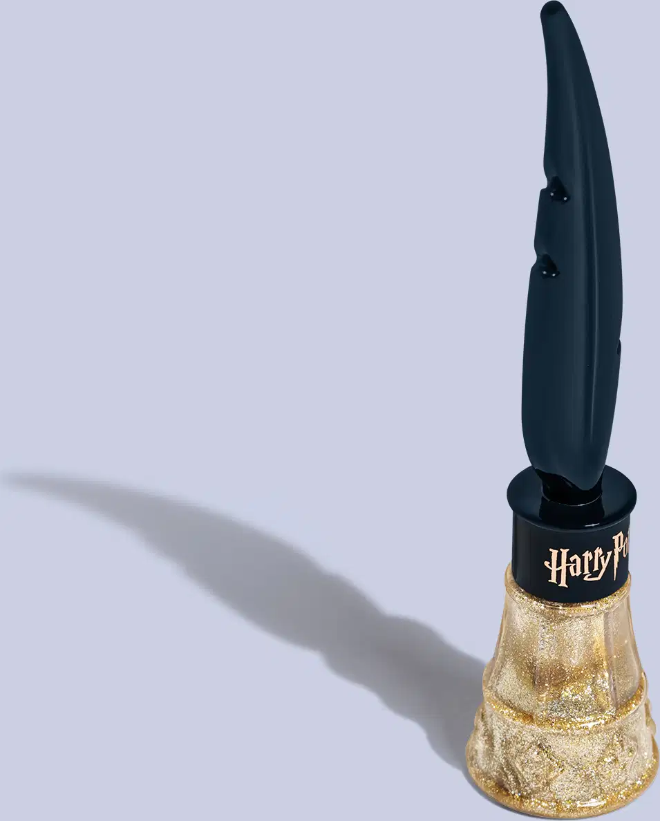 Frasco com formato alongado e curvilíneo. A parte inferior é dourada com brilhos. O frasco tem um aplicador em forma de pena alongada na parte superior, na cor azul. Na base da tampa, a logo "Harry Potter" em letras estilizadas na cor dourado brilhante.