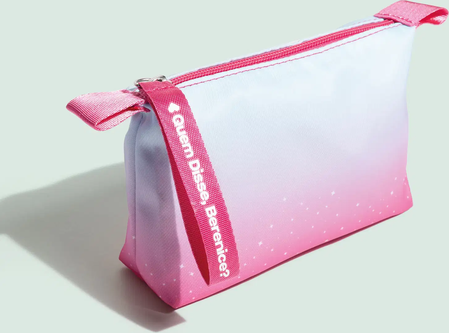 Estojo ou necessaire de maquiagem em formato retangular. Confeccionado em tecido rosa com detalhes degradê. Possui alça de transporte em tecido rosa O produto apresenta um zíper rosa para abertura e fechamento.