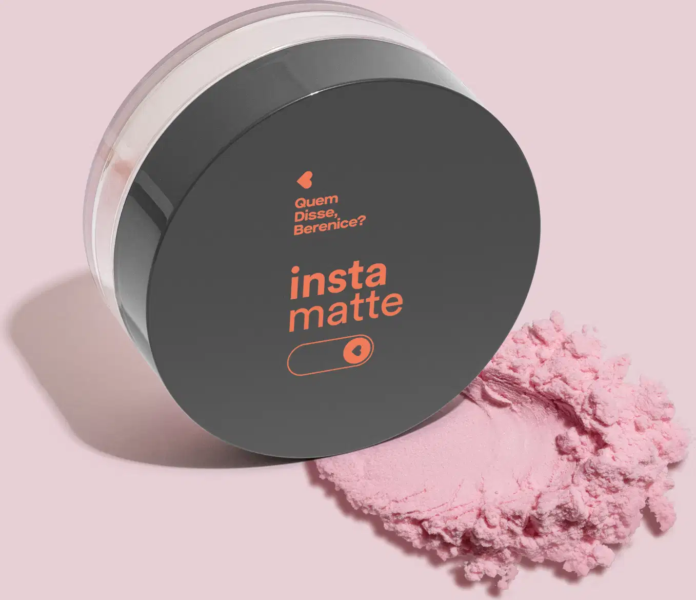 Pote redondo de acrílico transparente e tampa preta apoiado lateralmente sobre superfície branca como as marcas "Insta matte" e "Quem disse, Berenice?" impressas em cor laranja. Abaixo do pote, há um pouco de pó facial de cor rosa sobre superfície rosa.