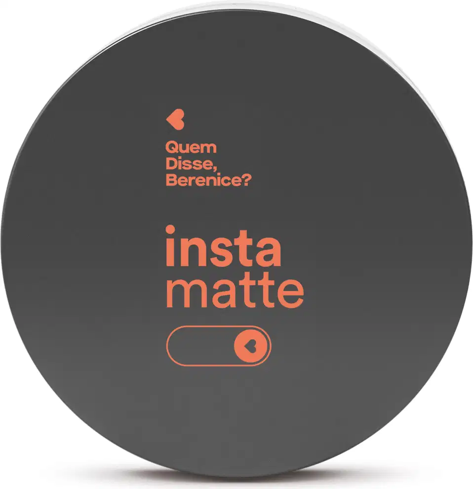Tampa redonda preta  com logotipo das marcas "Quem Disse, Berenice?" e "Insta matte" gravados em cor laranja, indicando um produto de maquiagem da marca Instamatte.