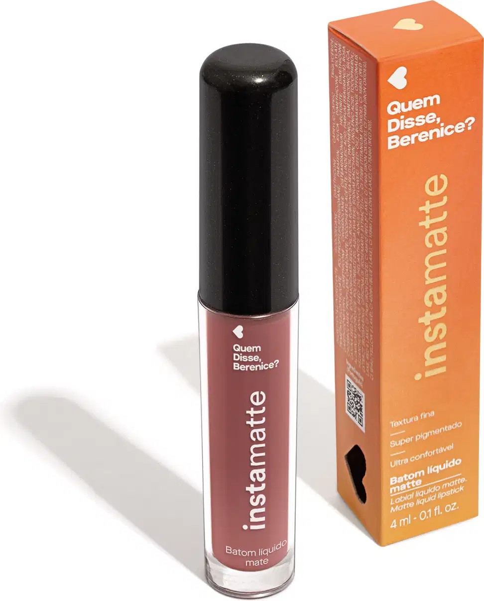 Frasco cilíndrico transparente com tampa preta e letras brancas contendo 4ml de batom líquido marrom Castanheli Instamatte Quem Disse Berenice?. Ao lado, a caixa do produto na cor laranja com letras brancas.