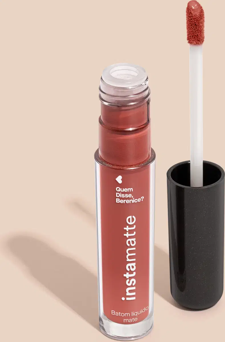 Frasco cilíndrico transparente com letras brancas contendo 4ml de batom líquido marrom Marronli Instamatte Quem Disse Berenice?. A tampa do produto é preta e traz haste branca e esponja aplicadora na cor do produto.