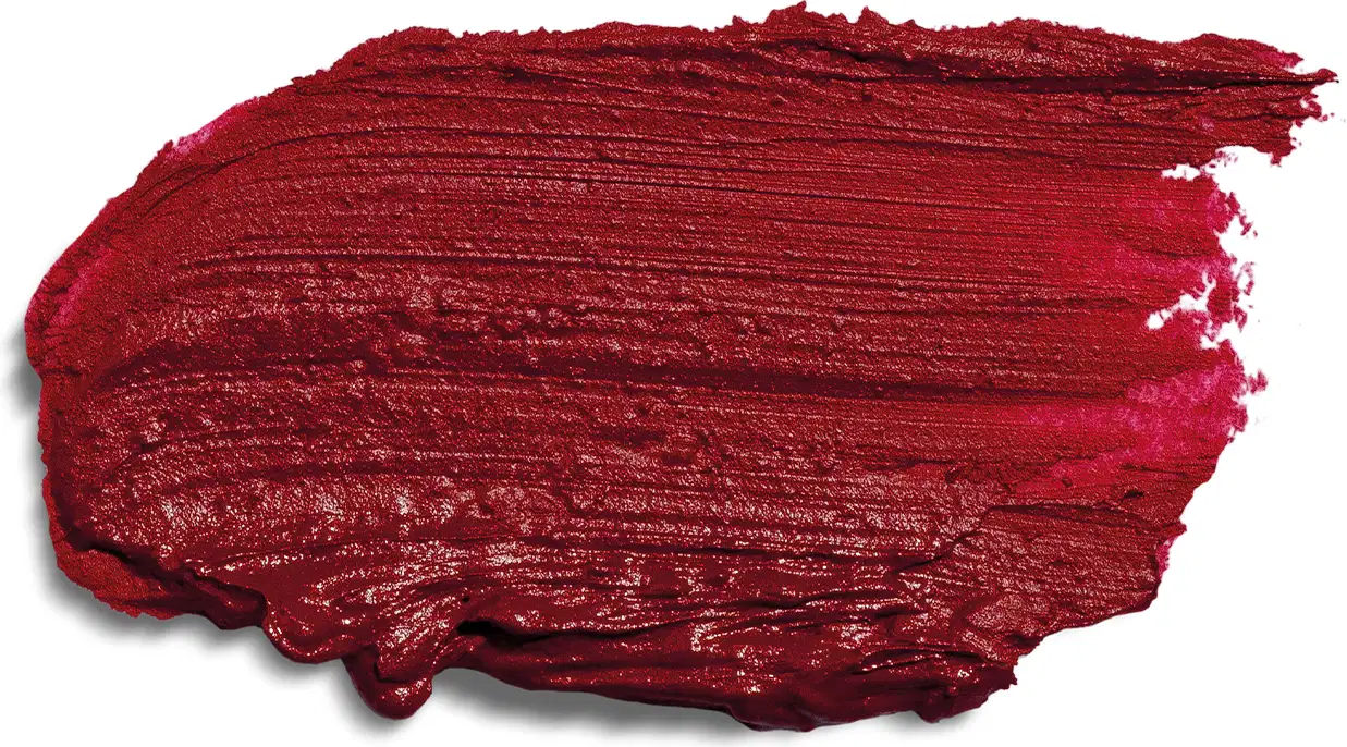 Textura cremosa e densa de tom vermelho escuro espalhada sobre superfície branca, ocupando boa parte da imagem.
