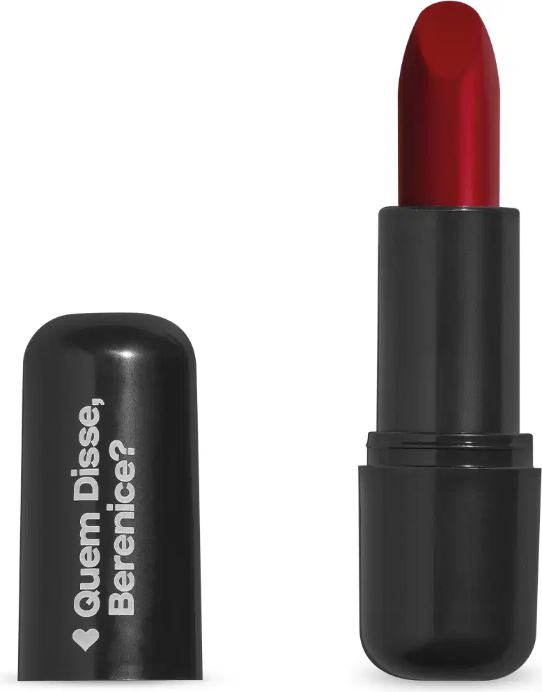 Batom de cor vermelho fechado em embalagem preta com logotipo da marca Quem Disse, Berenice? em destaque. O batom está aberto, exibindo a bala na cor do produto.