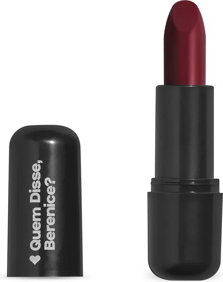 O produto apresentado na imagem é um batom da marca Quem Disse, Berenice?. O batom possui uma embalagem preta e o produto em si é de cor vermelha escura. O rótulo da embalagem exibe o nome da marca "Quem Disse, Berenice?" em letras brancas.