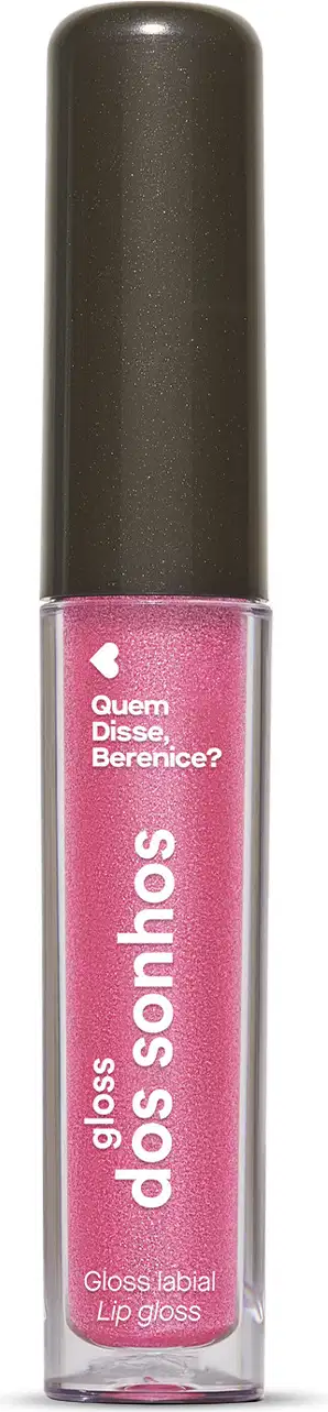 A imagem mostra um gloss labial em uma embalagem cilíndrica com a tampa preta e o tubo transparente permite ver o tom rosa brilhante do gloss e a marca Quem disse, Berenice? e a linha estampados no frasco.