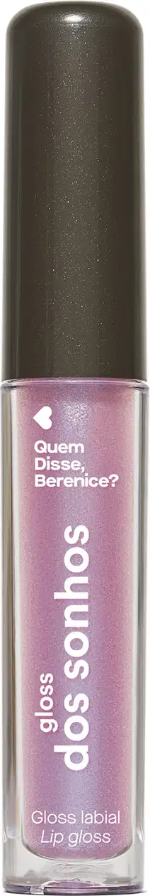 A imagem mostra um gloss labial em uma embalagem cilíndrica com a tampa preta e o tubo transparente permite ver o tom furtacor  brilhante do gloss e a marca Quem disse, Berenice? e a linha estampados no frasco.