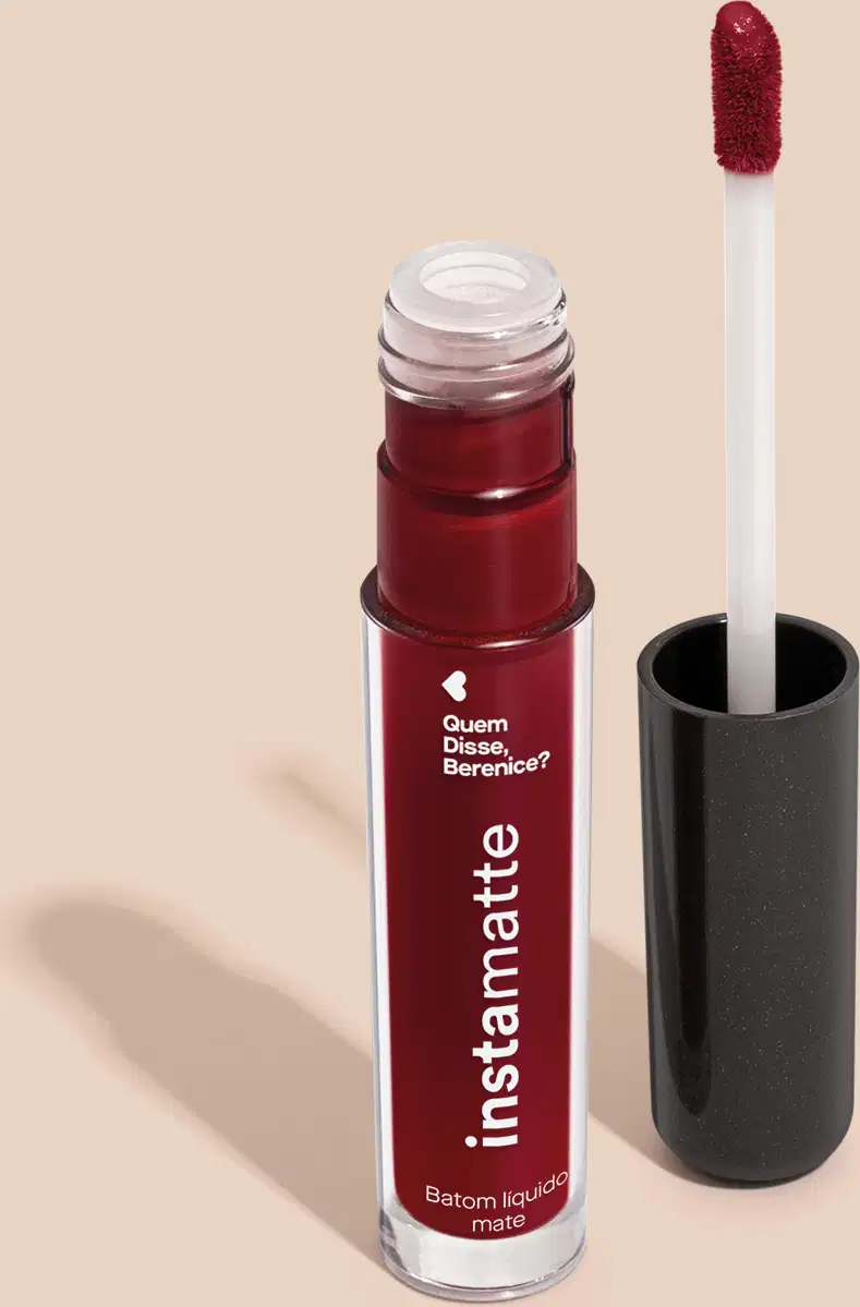 Batom líquido vermelho Cerejali Instamatte da marca Quem Disse, Berenice? em embalagem transparente mostrando a tonalidade do produto e tampa preta com haste branca e esponja aplicadora vermelha em fundo lilás.
