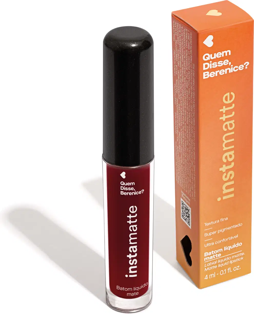 Batom líquido vermelho Cerejali Instamatte da marca Quem Disse, Berenice? em embalagem transparente mostrando a tonalidade do produto e tampa preta ao lado de sua caixa na cor laranja com letras brancas.