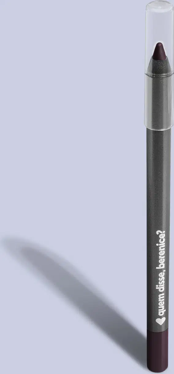 Lápis de olho roxo em formato de bala com ponta arredondada. O corpo do lápis é revestido em material fosco cinza metálico. A ponta superior é protegida por uma capa transparente de plástico removível. O nome da marca "Quem Disse, Berenice?" está impresso