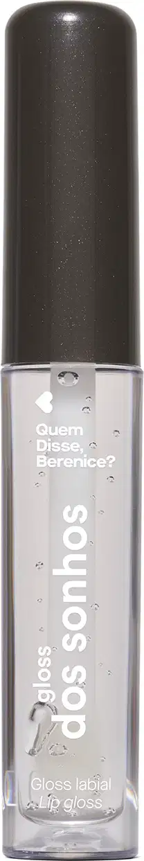 A imagem mostra um gloss labial em uma embalagem cilíndrica com a tampa preta e o tubo transparente permite ver o tom incolor do gloss e a marca Quem disse, Berenice? e a linha estampados no frasco.