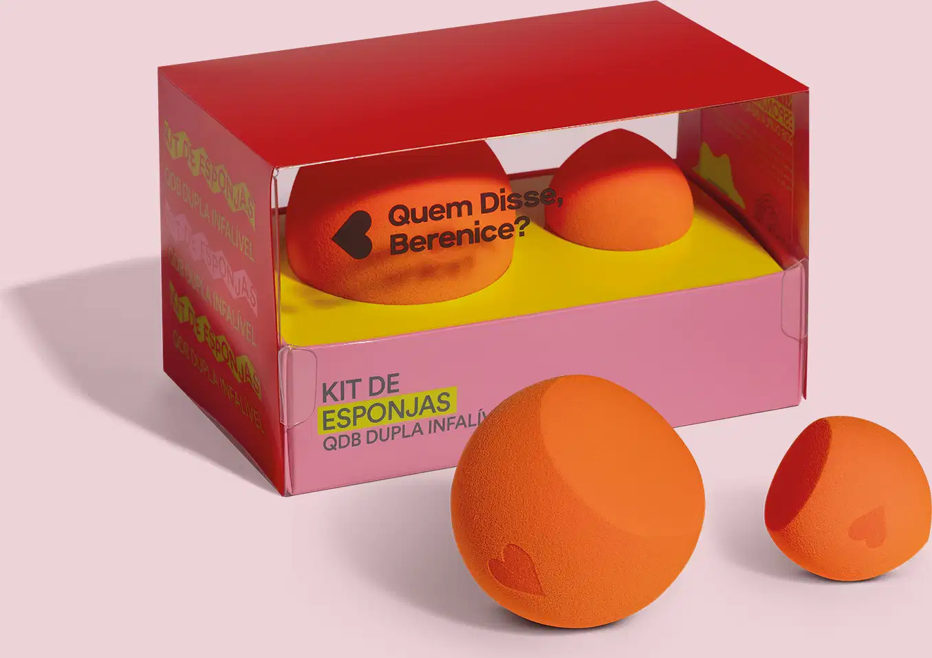 O produto apresentado é um kit de esponjas da marca Quem Disse, Berenice?. A embalagem é uma caixa vermelha com detalhes em amarelo e rosa, contendo duas esponjas em formato oval de cor laranja.