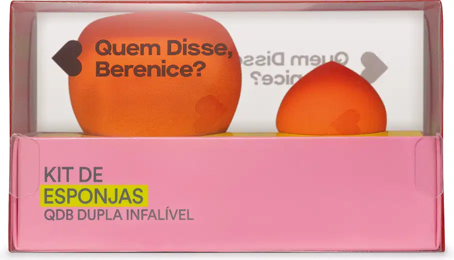 O kit é composto por duas esponjas de diferentes formatos, uma redonda e outra em formato de gota, ambas na cor laranja. A embalagem é uma caixa retangular rosa, com o texto "Kit de Esponjas QDB Dupla Infalível" impresso na parte frontal.