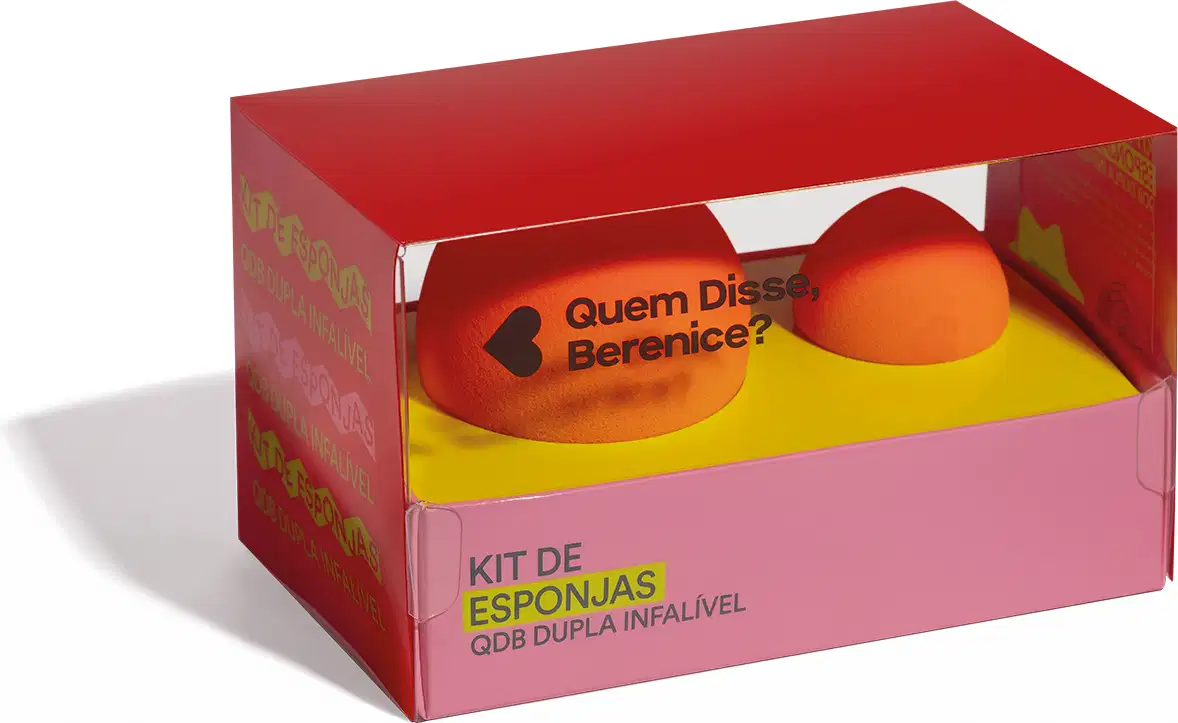 O produto apresentado é um kit de esponjas da marca Quem Disse, Berenice?. A embalagem é uma caixa retangular vermelha com detalhes em amarelo e laranja. A caixa contém duas esponjas de maquiagem em formato oval, uma laranja e outra amarela.