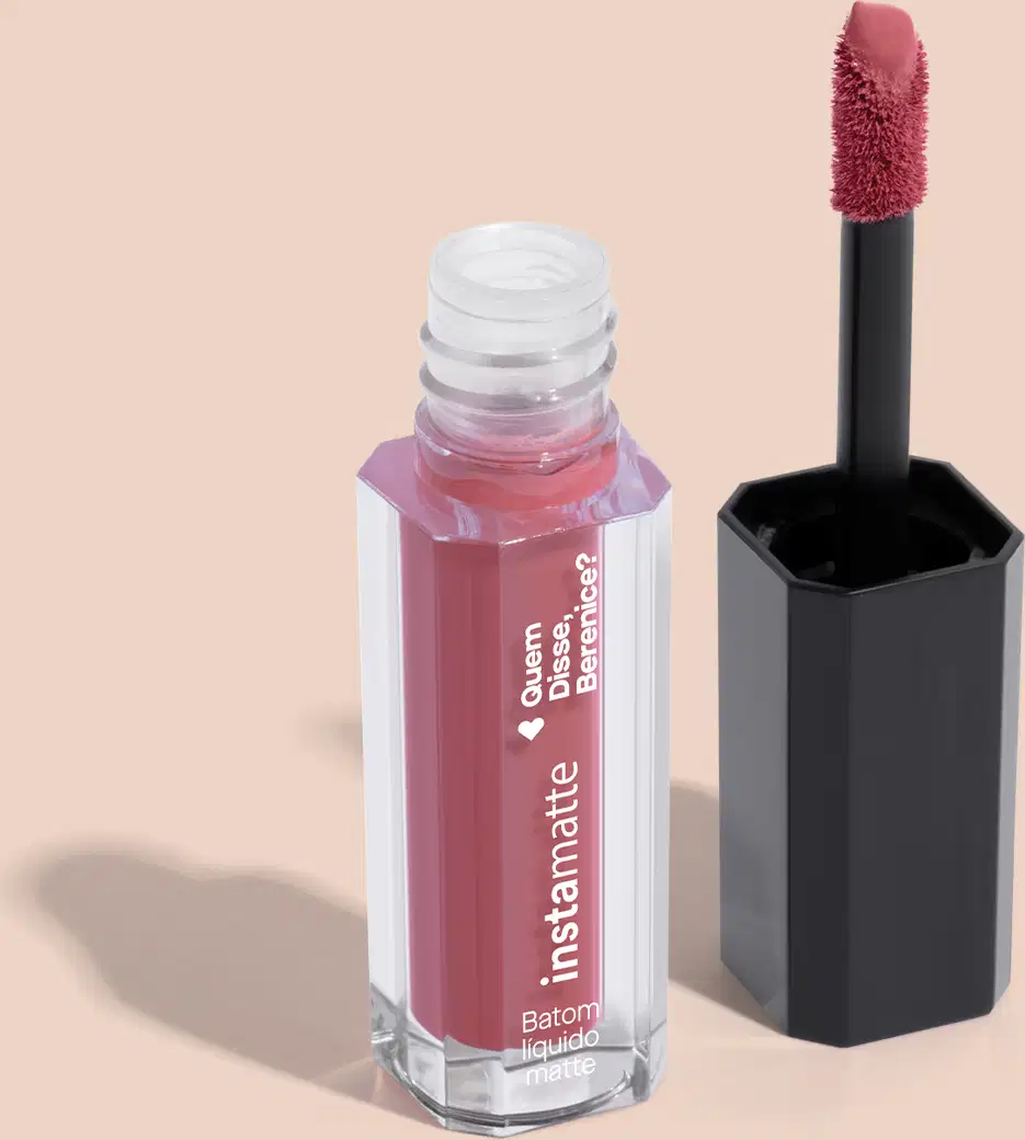 Versão miniatura do batom líquido Rose Rosetali da marca Instamatte Quem Disse, Berenice? em frasco transparente mostrando a cor do produto. Ao lado, tampa preta com aplicador rosa, tudo em fundo lilás claro.