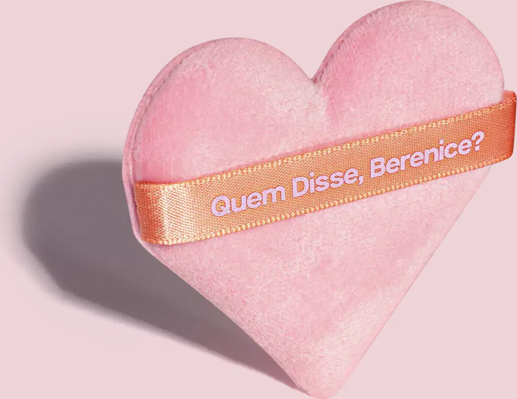 O produto apresentado é um coração rosa com uma fita laranja em seu centro, exibindo o texto "Quem Disse, Berenice?". Trata-se de uma esponja de maquiagem da marca Quem Disse, Berenice?