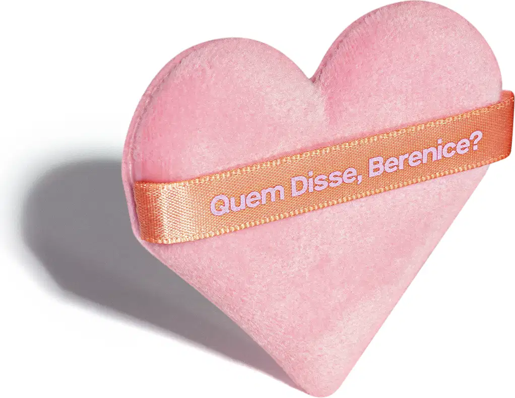 O produto apresentado é um coração rosa com uma fita laranja em seu centro, exibindo o texto "Quem Disse, Berenice?". Trata-se de uma esponja de maquiagem da marca Quem Disse, Berenice?