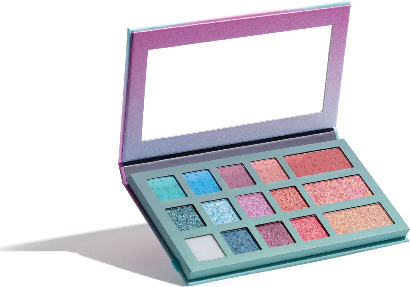 Paleta de maquiagem Quem Disse, Berenice? Dos Sonhos em embalagem retangular azul claro com espelho. Interior com 11 sombras em cores como azul, rosa, coral e dourado perolado, 1 primer, 2 tons de blush e 1 iluminador.