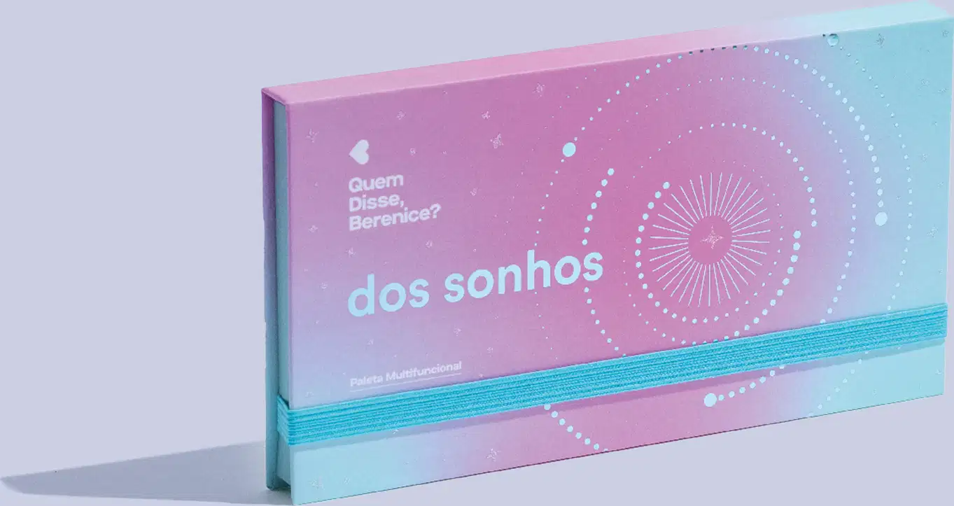 A imagem mostra a Paleta Quem Disse, Berenice? Dos Sonhos fechada com elástico azul, em caixa retangular com cores rosa e azul turquesa.