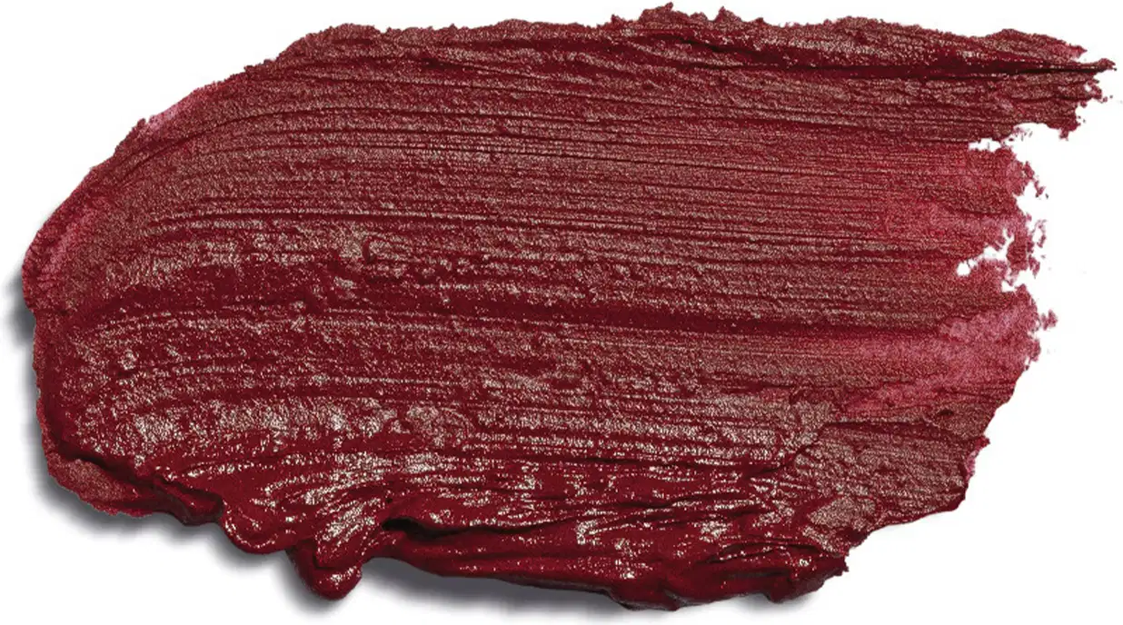 Textura cremosa e densa de tom vermelho escuro espalhada sobre superfície branca, ocupando boa parte da imagem.