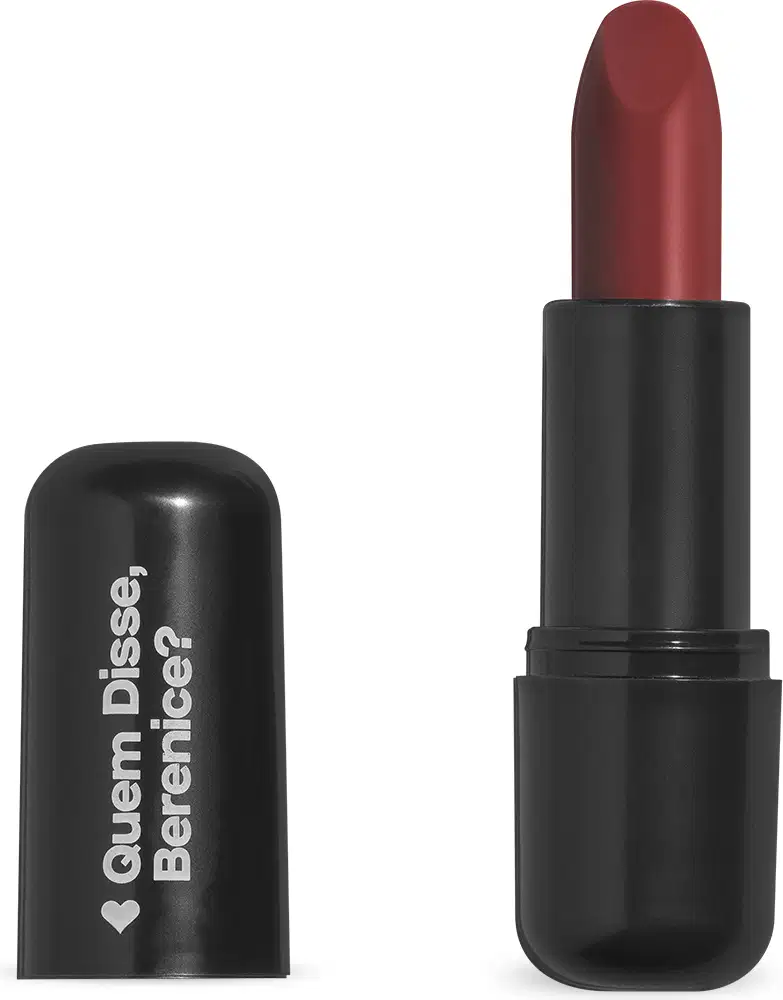 Batom de cor vermelho escuro em embalagem preta com logotipo da marca Quem Disse, Berenice? em destaque. O batom está aberto, exibindo a bala na cor do produto.