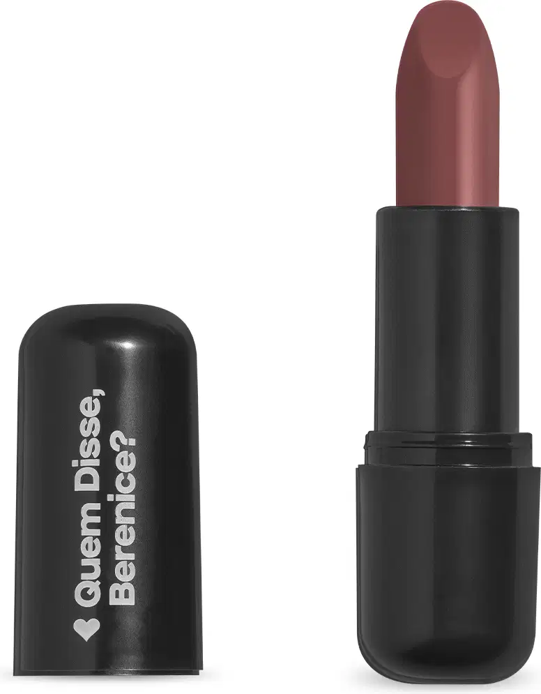 O produto apresentado na imagem é um batom da marca Quem Disse, Berenice?. O batom possui uma embalagem preta com o nome da marca em branco. O próprio batom tem uma cor marrom avermelhada.