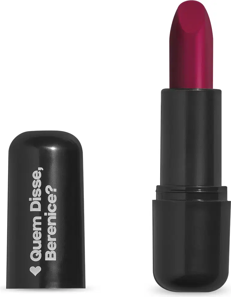 Batom de cor pink em embalagem preta com logotipo da marca Quem Disse, Berenice? em destaque. O batom está aberto, exibindo a bala na cor do produto.
