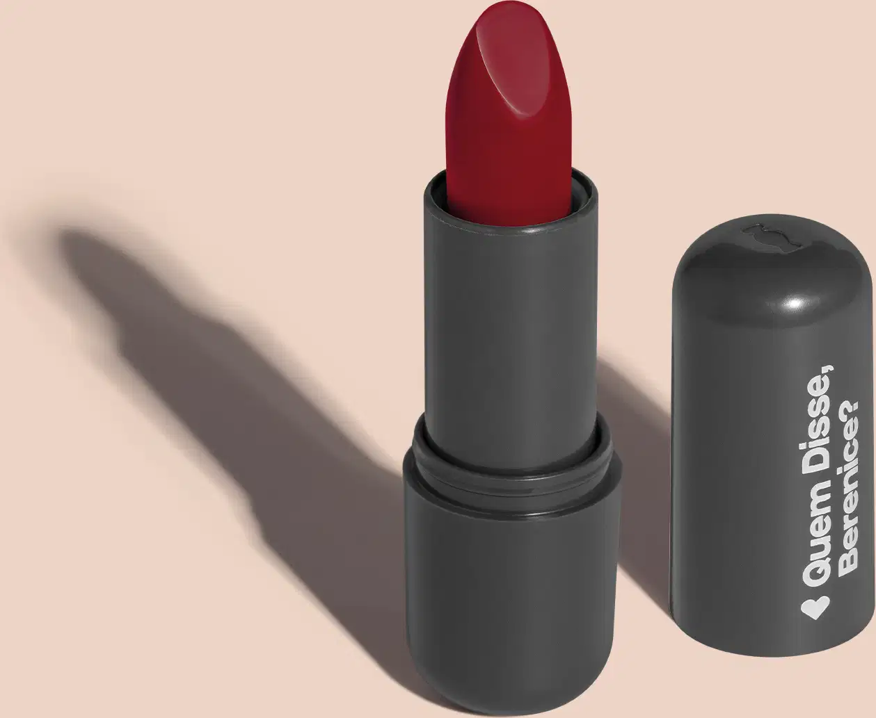 O produto apresentado na imagem é um batom da marca Quem Disse, Berenice?. O batom possui uma embalagem preta fosca e a cor do batom é um vermelho escuro intenso. O rótulo do produto exibe o nome da marca "Quem Disse, Berenice?" em letras brancas.