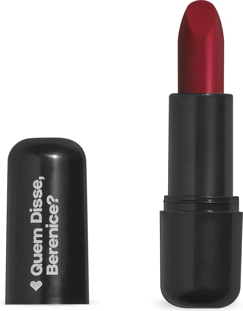O produto apresentado na imagem é um batom da marca Quem Disse, Berenice?. O batom possui uma embalagem preta e o produto em si é de cor vermelha. O rótulo na embalagem exibe o nome da marca "Quem Disse, Berenice?" em letras brancas.