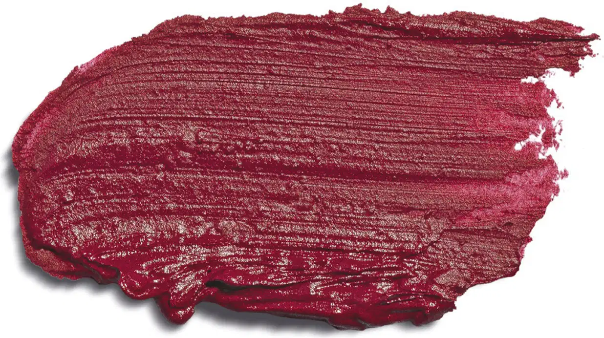 Trata-se de um de batom de cor rosa, com uma textura cremosa e brilhante. A textura está posicionada sobre um fundo branco, destacando sua cor vibrante e a qualidade da sua formulação.