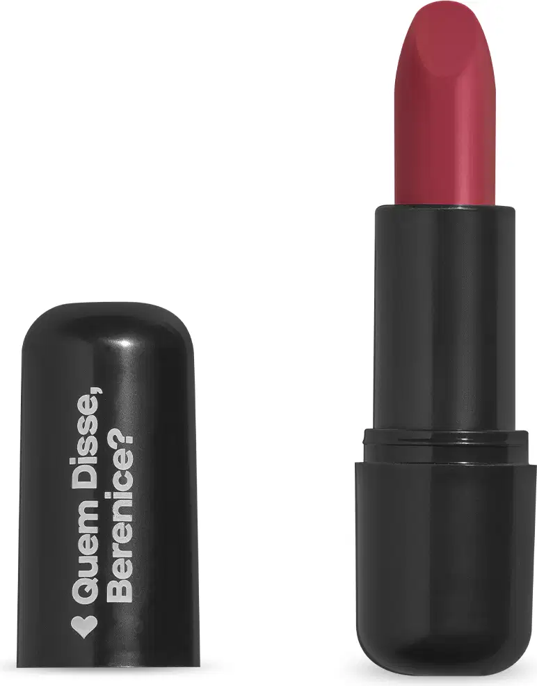 O produto apresentado na imagem é um batom da marca Quem Disse, Berenice?. O batom possui uma embalagem preta com o logotipo da marca em branco. A cor do batom é um tom de rosa avermelhado.