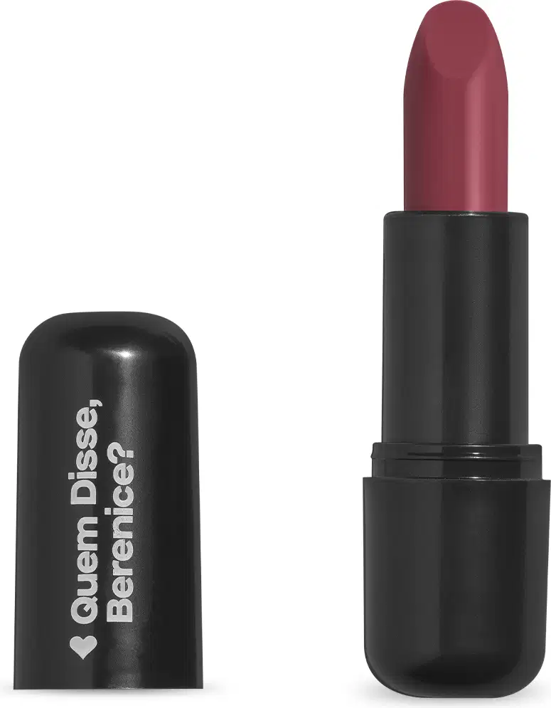 O produto apresentado na imagem é um batom da marca Quem Disse, Berenice?. O batom possui uma embalagem preta e o produto em si é de cor rosa. O rótulo na embalagem exibe o nome da marca "Quem Disse, Berenice?" em letras brancas.
