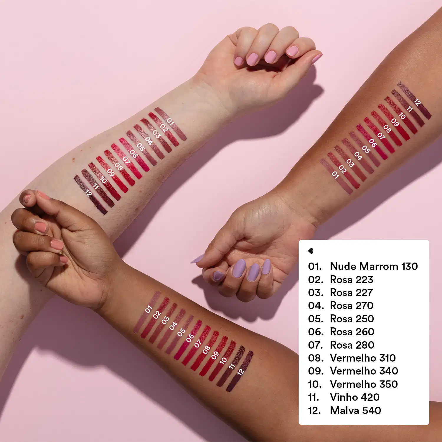 A coleção contém 12 cores, exibidas em amostras horizontais aplicadas em três braços femininos, permitindo a visualização e comparação das tonalidades.