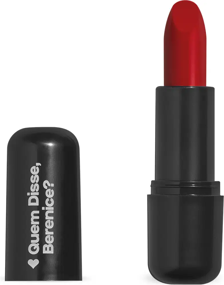 O produto apresentado é um batom da marca Quem Disse, Berenice?. O batom possui uma embalagem preta e o produto em si é de cor vermelha intensa. O rótulo da embalagem apresenta o nome da marca "Quem Disse, Berenice?" em letras brancas.