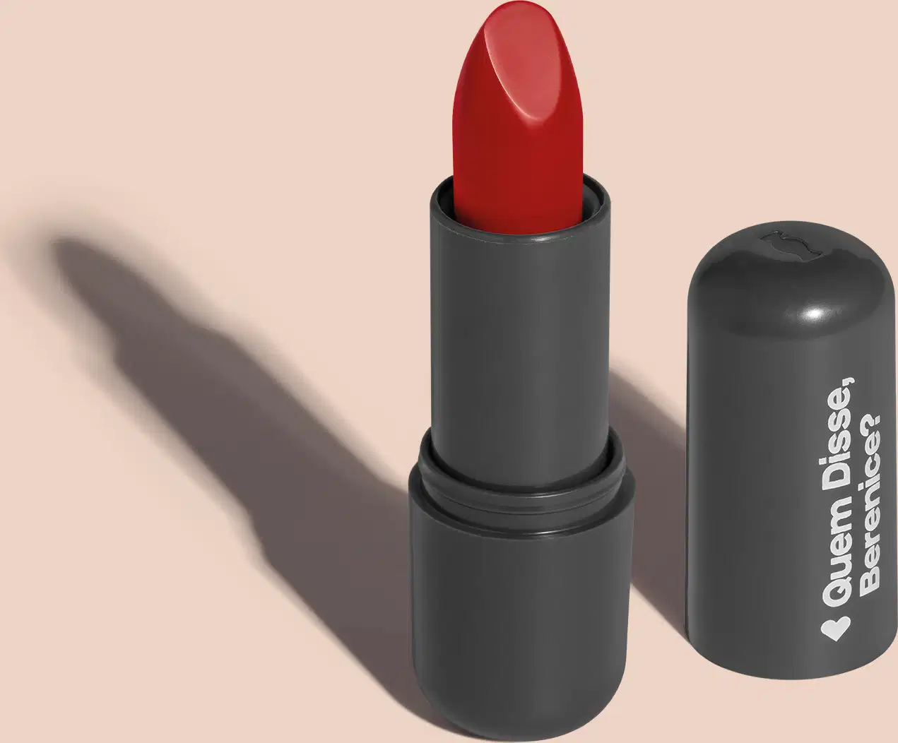 O produto apresentado na imagem é um batom da marca Quem Disse, Berenice?. O batom possui uma embalagem preta fosca e o produto em si é de cor vermelha intensa. O rótulo na embalagem exibe o nome da marca "Quem Disse, Berenice?" em letras brancas.