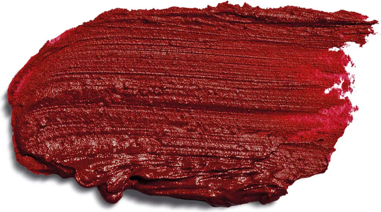 Trata-se de um aplicador uma textura cremosa e brilhante em um tom de vermelho intenso. A embalagem não é visível, mas a cor do produto é predominantemente vermelha, com um acabamento aveludado e brilhante.