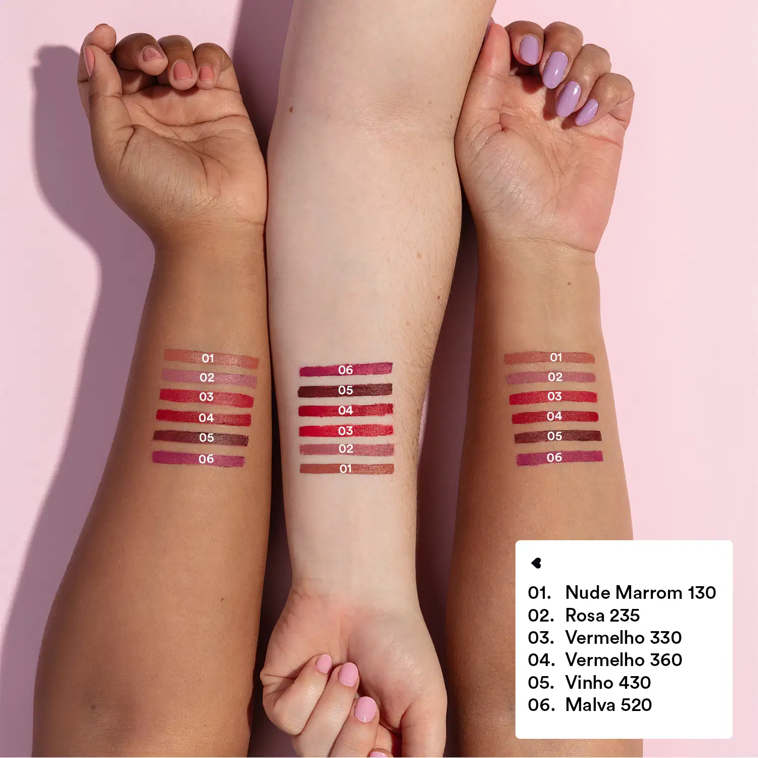 A imagem mostra seis amostras de batons da marca Quem Disse, Berenice? em diferentes tons de rosa, vermelho e vinho.  As amostras estão aplicadas no antebraço de algumas pessoas, permitindo visualizar as cores e tonalidades dos produtos.