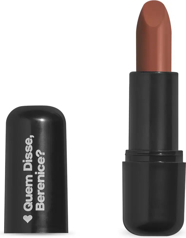 O produto mostrado na imagem é um batom da marca Quem Disse, Berenice?. O batom possui uma embalagem preta com o logotipo da marca em branco. O próprio batom tem uma cor marrom acinzentada.