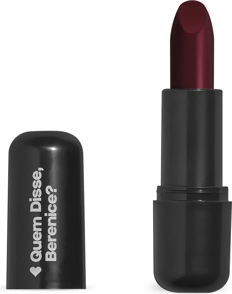 Batom de cor roxo fechado em embalagem preta com logotipo da marca Quem Disse, Berenice? em destaque. O batom está aberto, exibindo a bala na cor do produto.
