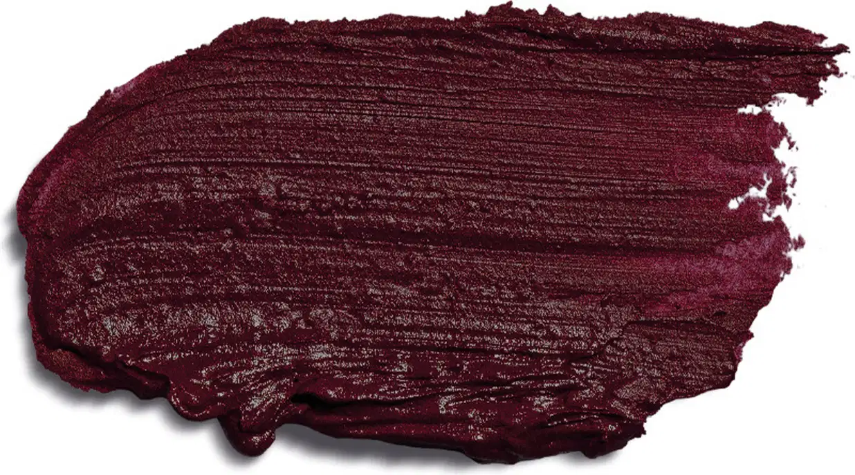 Trata-se de uma aplicação de batom de cor vinho escuro, com uma textura cremosa e brilhante. A imagem mostra apenas o produto em si, sem embalagem ou rótulos visíveis.