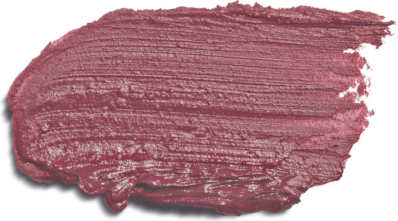 O produto apresentado na imagem é um batom da marca Quem Disse, Berenice?. Trata-se de uma textura cremosa e brilhante em um tom de rosa escuro. A embalagem não é visível, permitindo uma visualização detalhada da cor e da textura do batom.