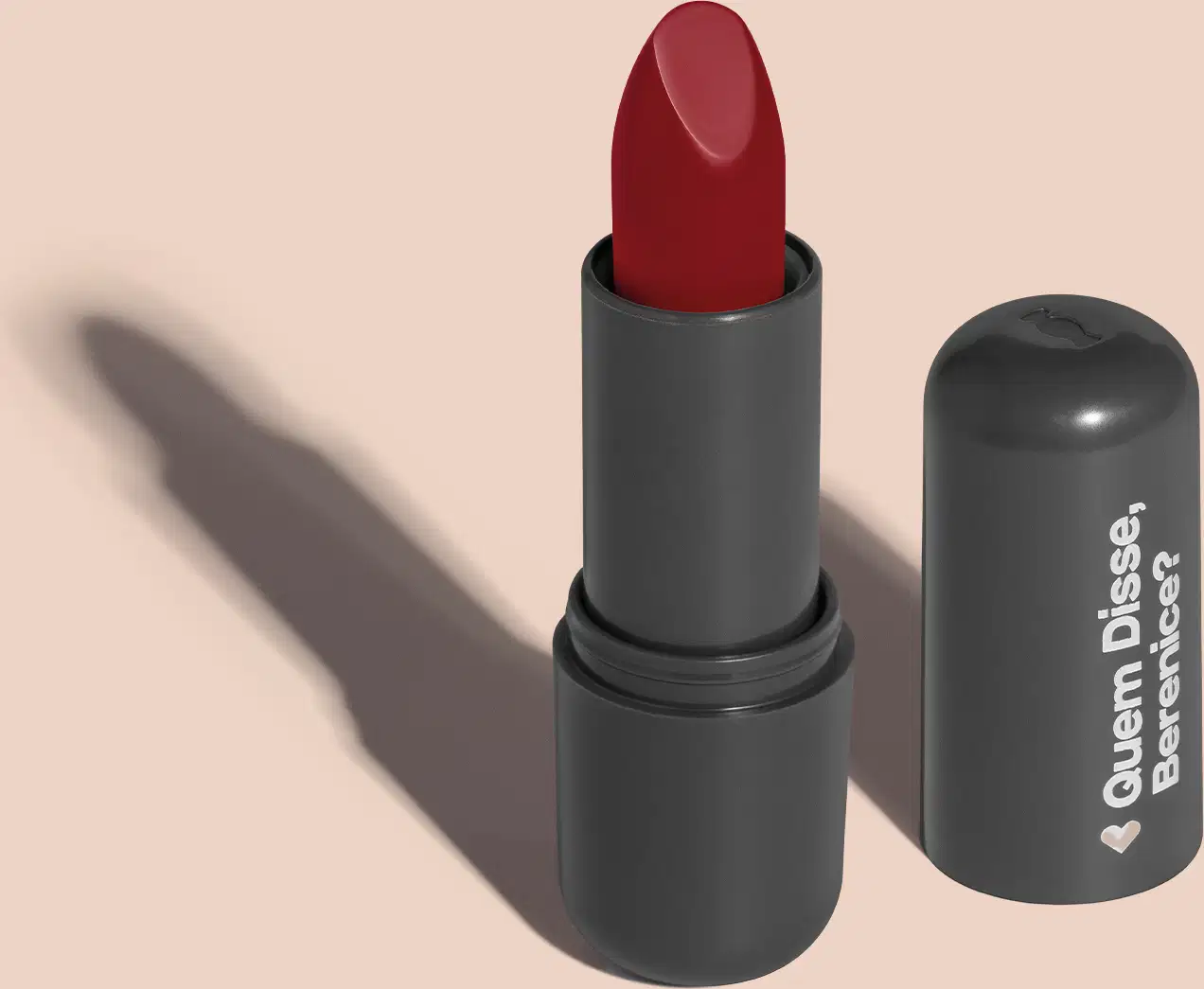 O produto apresentado na imagem é um batom da marca Quem Disse, Berenice? Possui uma embalagem preta com o logotipo da marca em destaque. A cor do batom é um vermelho intenso e profundo. A forma é cilíndrica, típica de batons, e a ponta é arredondada.