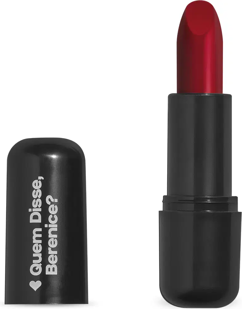 Batom de cor vermelho fechado em embalagem preta com logotipo da marca Quem Disse, Berenice? em destaque. O batom está aberto, exibindo a bala na cor do produto.