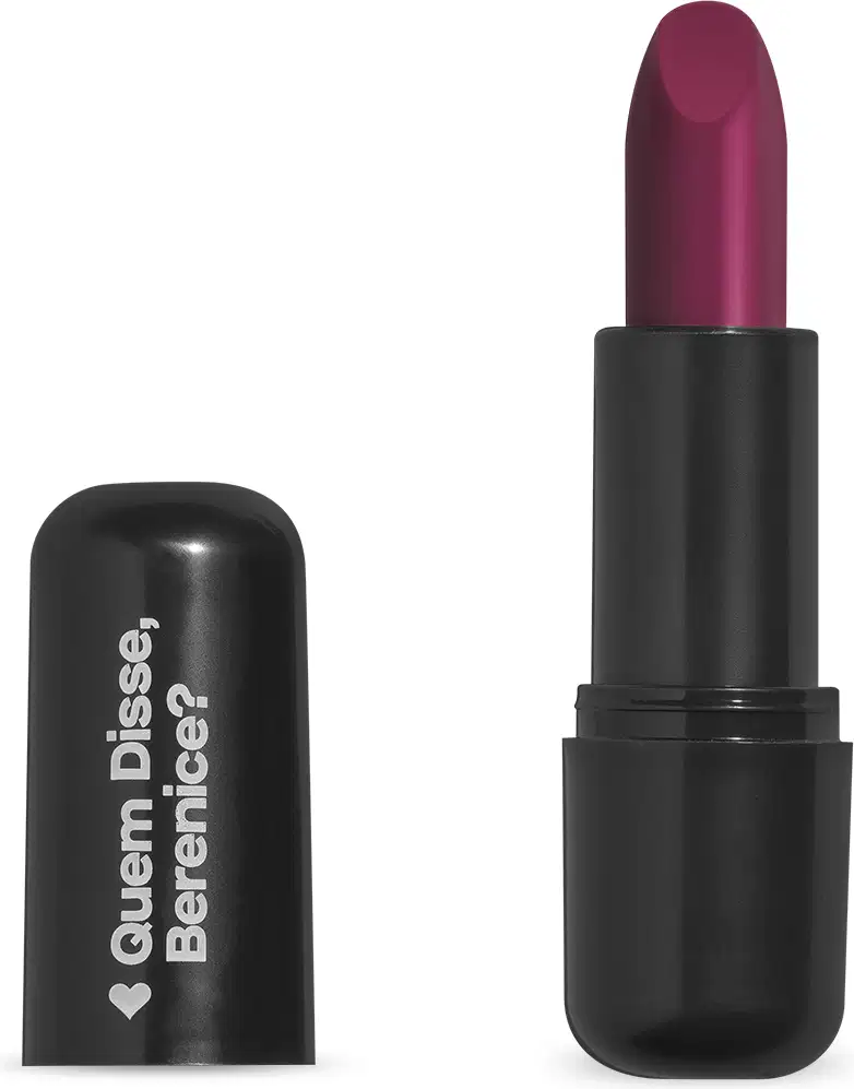 O produto apresentado na imagem é um batom da marca Quem Disse, Berenice?. O batom possui uma embalagem preta e o produto em si é de uma cor vinho escuro. O rótulo na embalagem apresenta o nome da marca "Quem Disse, Berenice?" em letras brancas.