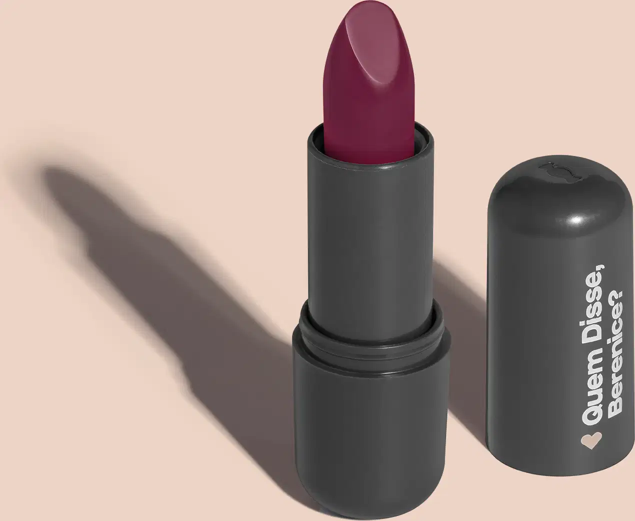 O produto apresentado na imagem é um batom da marca Quem Disse, Berenice?. O batom possui uma embalagem preta e o produto em si é de cor vinho escuro. O rótulo da embalagem apresenta o nome da marca "Quem Disse, Berenice?" em letras brancas.